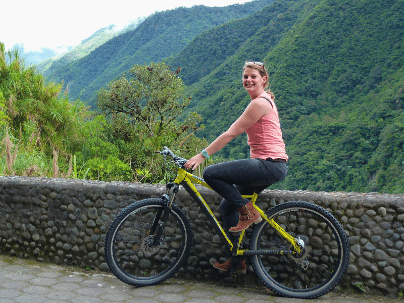 Frau mit Fahrrad in Banos