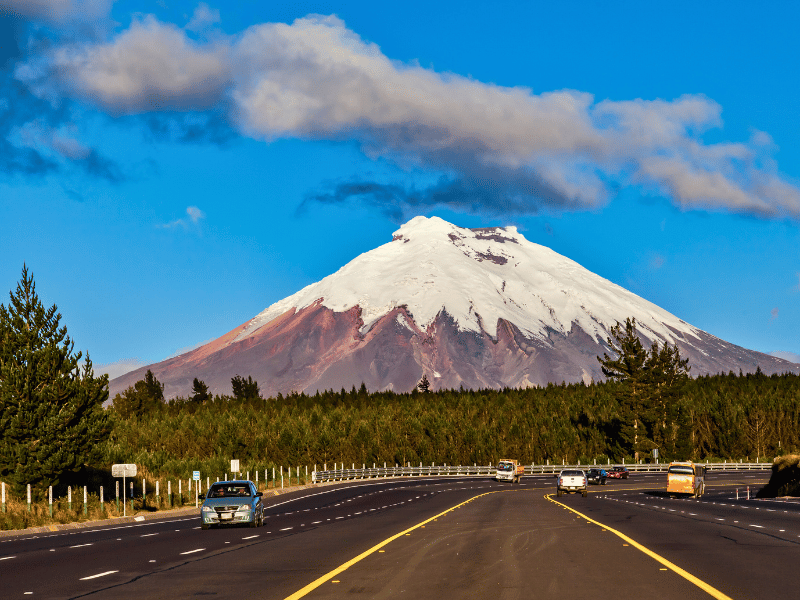 Straße mit Cotopaxi im Hintergrund, Ecuador