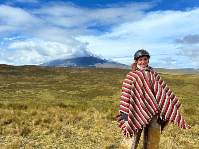 Frau während Reitausflug am Cotopaxi