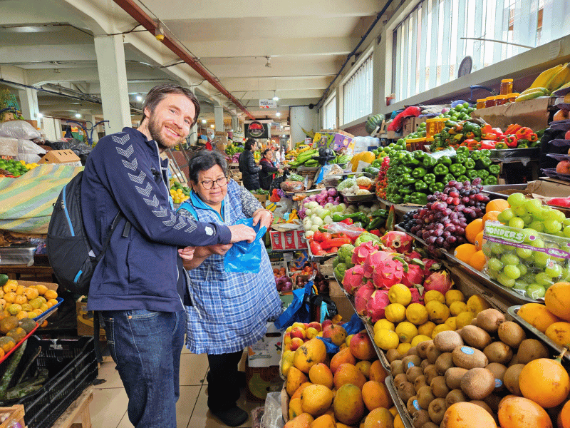 Reisender kauf auf dem Markt in Cuenca ein