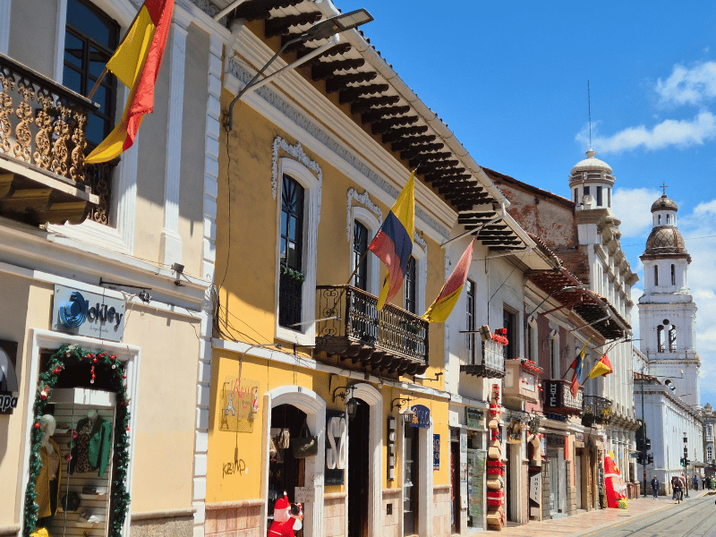 Straße mit Kolonialhäusern in Cuenca