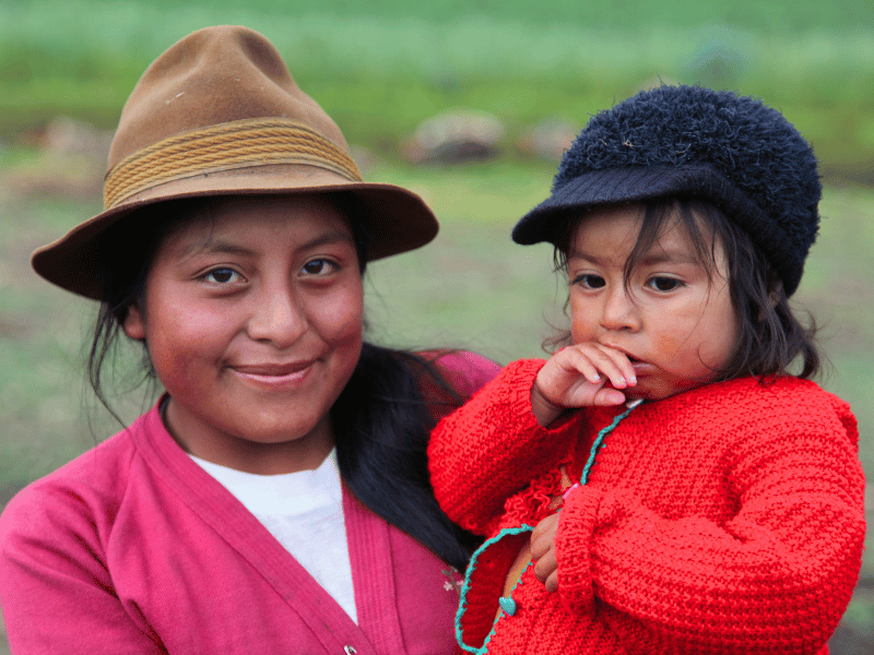 Einheimische Frau mit Kind in Guamote