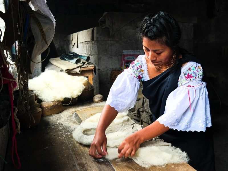 Einheimische bei ihrem Handwerk nahe Otavalo