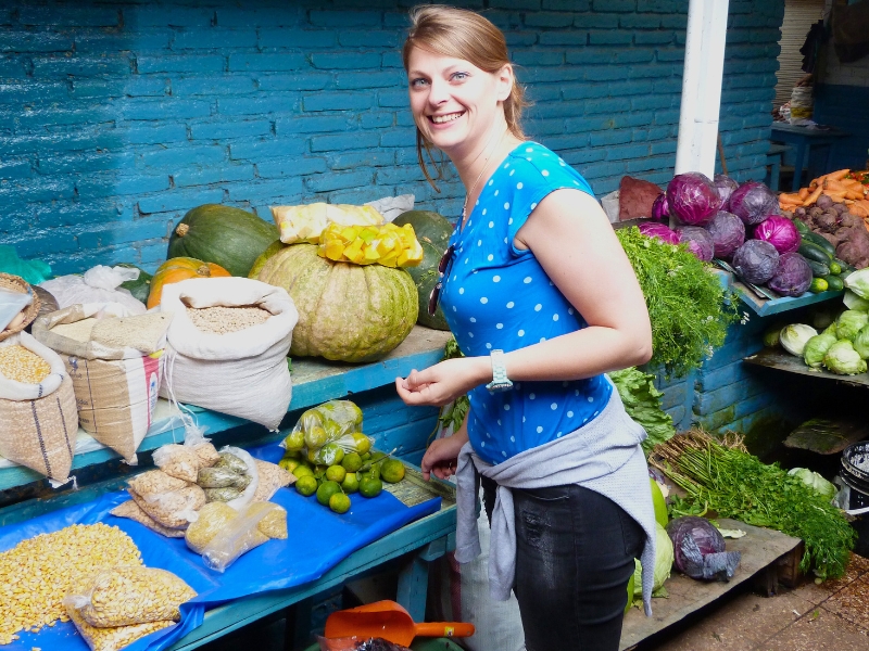 Reisende beim Einkauf auf dem Otavalo Markt
