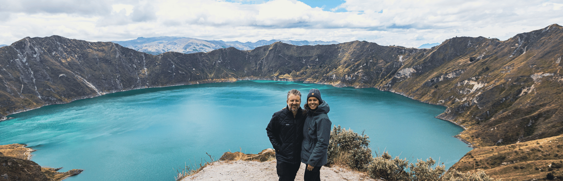 Paar an der Quilotoa Lagune in Ecuador