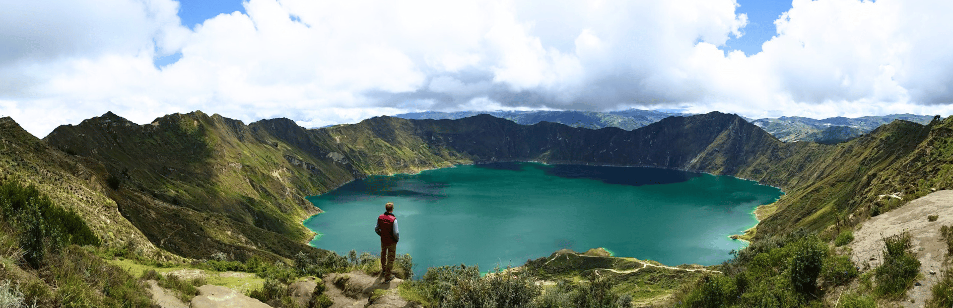 Reisender genießt die Aussicht über die Quilotoa Lagune