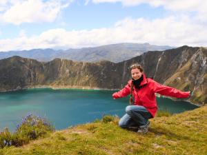Frau an der Laguna Quilotoa in Ecuador