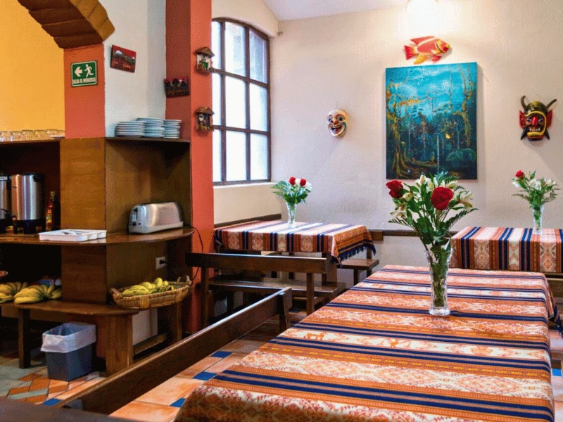Frühstückszimmer im Budget-Hotel in Quito, Ecuador