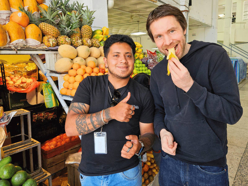 Guide und Reisender auf dem Markt in Quito