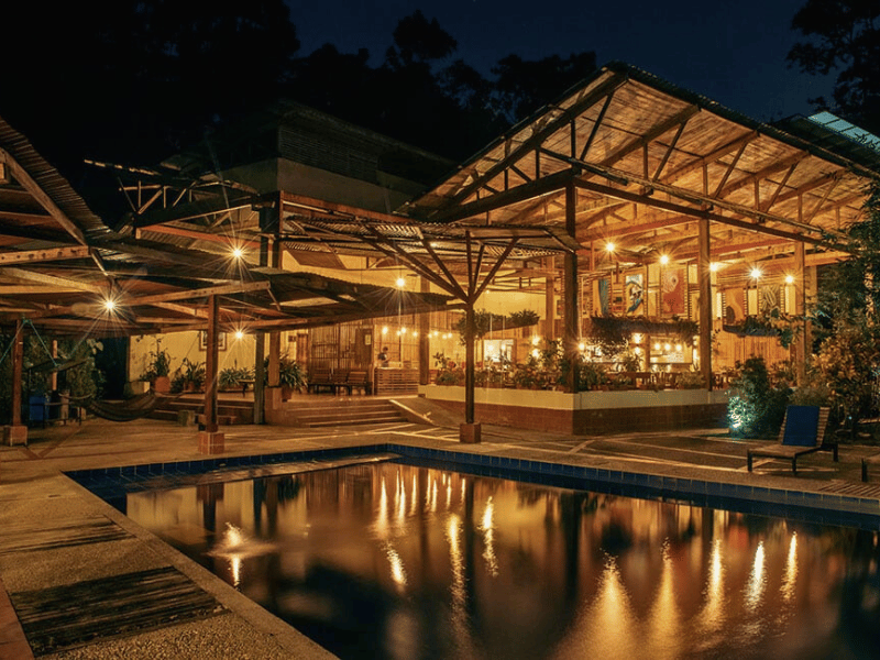 Komfortlodge bei Nacht in Tena, Ecuador