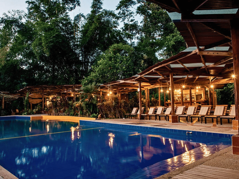 Pool der Komfortlodge in Tena, Ecuador
