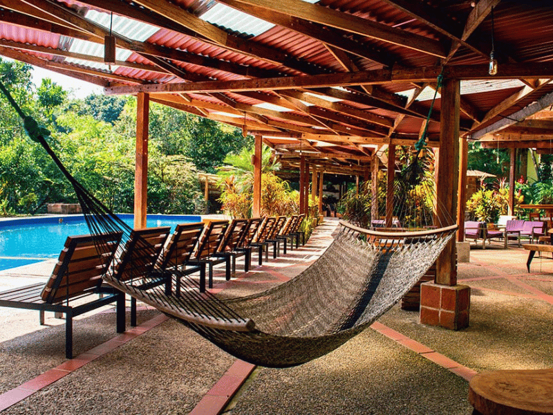 Hängematte am Pool in Tena, Ecuador
