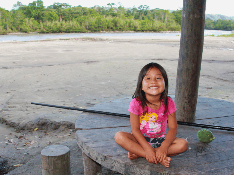 Einheimisches Mädchen im Dschungel von Tena