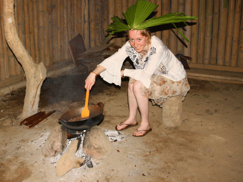 Touristin kocht mit Einheimischen in Tena, Ecuador