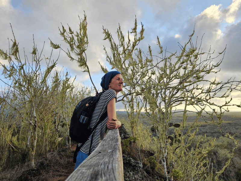 Frau genießt Aussicht über Isabela