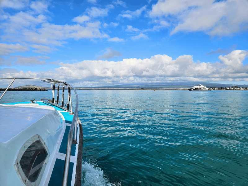 Motorboot bei den Galapagos Inseln