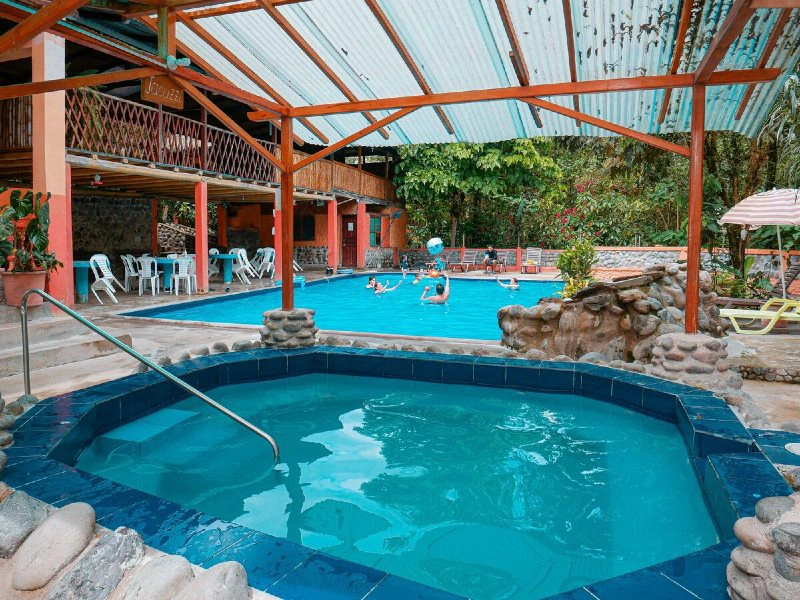 Pool der Unterkunft in Mindo, Ecuador