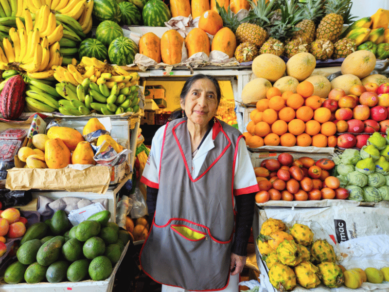 Verkäuferin auf dem Markt in Quito
