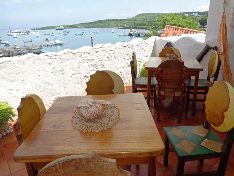 Terrasse des Hotels auf San Cristobal
