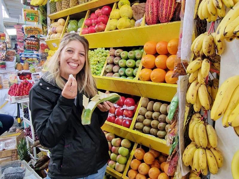 Frau auf dem lokalen Markt in Lima