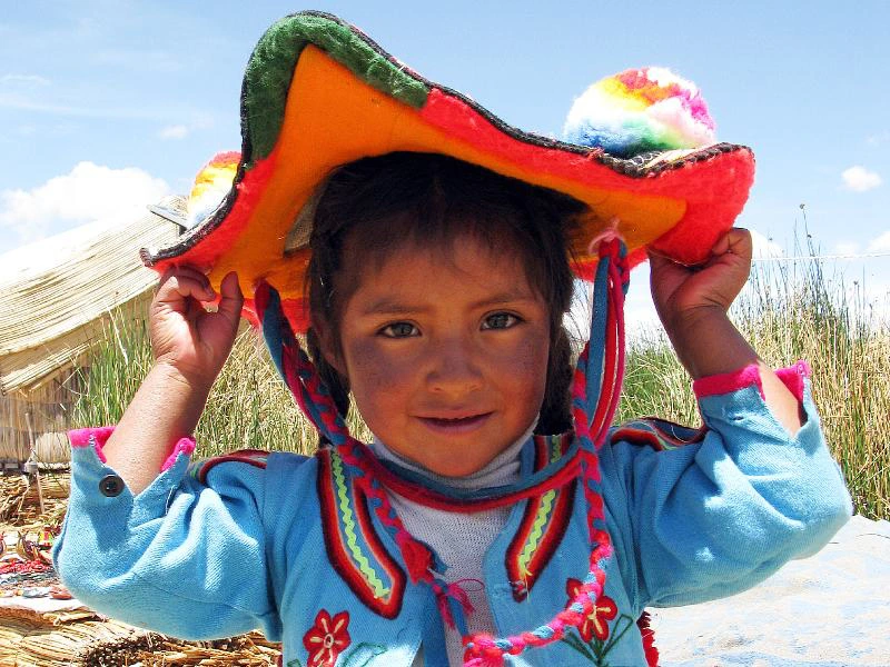 Kind am Titicacasee in Peru