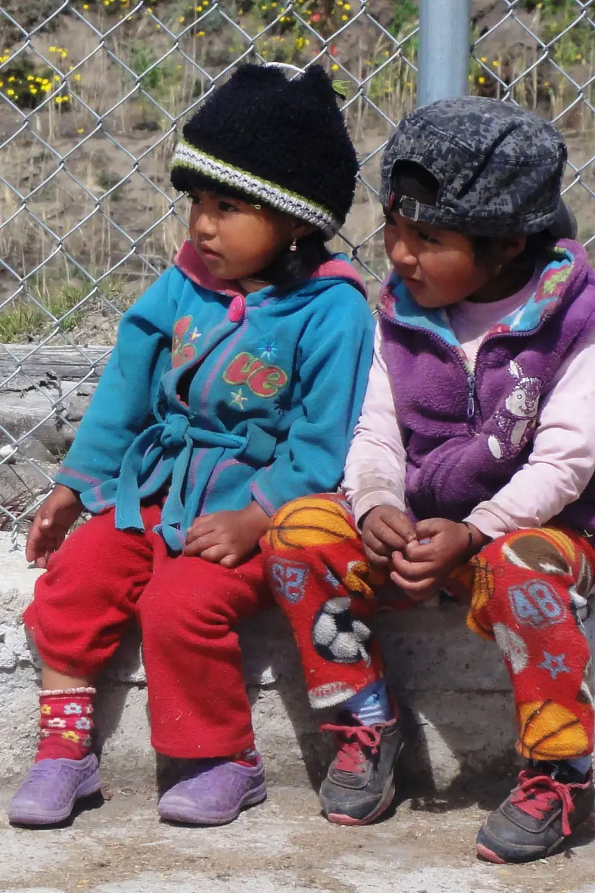 Zwei kleine ecuadorianische Kinder