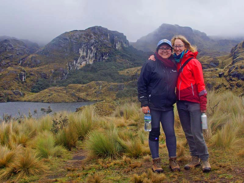 Reisende mit Guide beim Trekking im Cajas Nationalpark in Ecuador