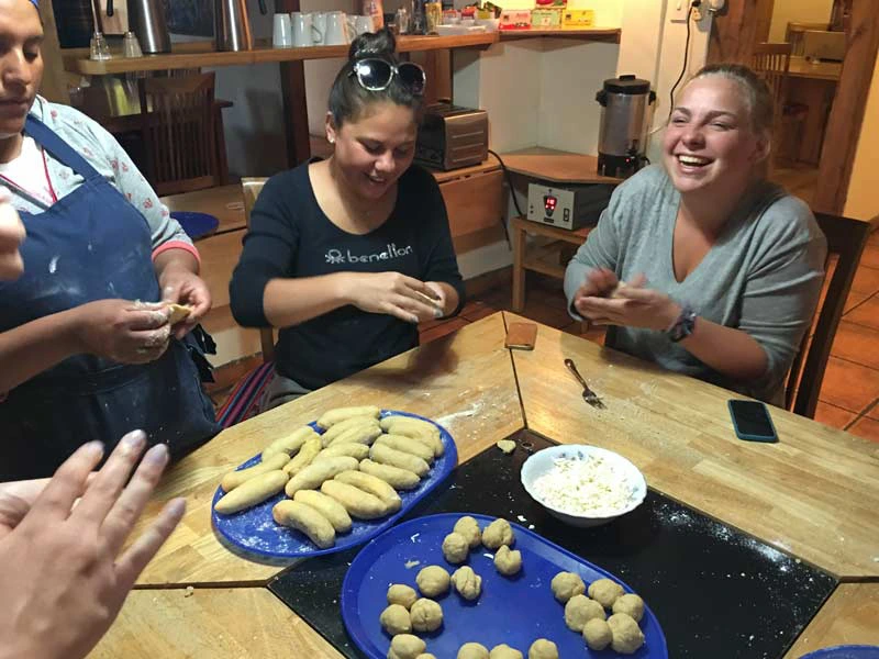 Reisende beim Kochworkshop in Guamote, Ecuador
