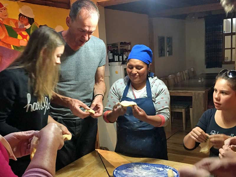 Indigene Frau hilft beim Kochworkshop in Guamote, Ecuador