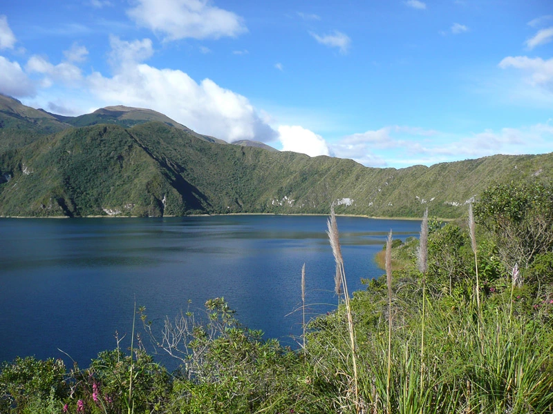 Blick auf die Laguna Cuicocha in Ecuador