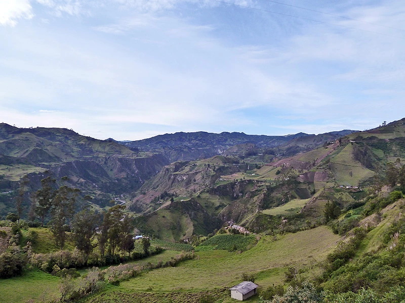 Grüne Umgebung bei der Laguna Quilotoa