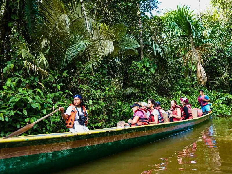 Boot unterwegs in Cuyabeno, Ecuador