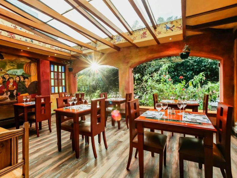 Tische und Stühle im Komforthotel in Banos, Ecuador