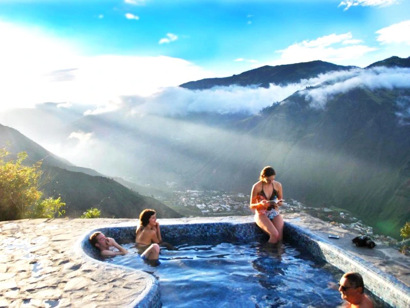 Pool mit Aussicht auf die Berge bei der Komfortunterkunft in Banos, Ecuador