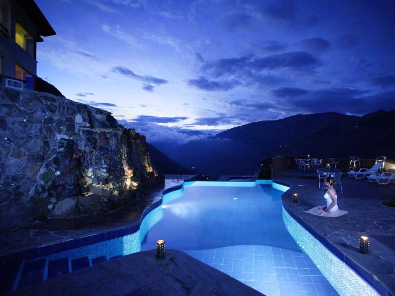 Pool am Abend in Ecuador, Banos