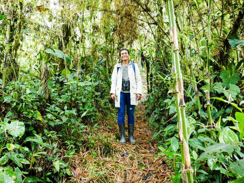 Frau im Nebelwald bei Mindo in Ecuador
