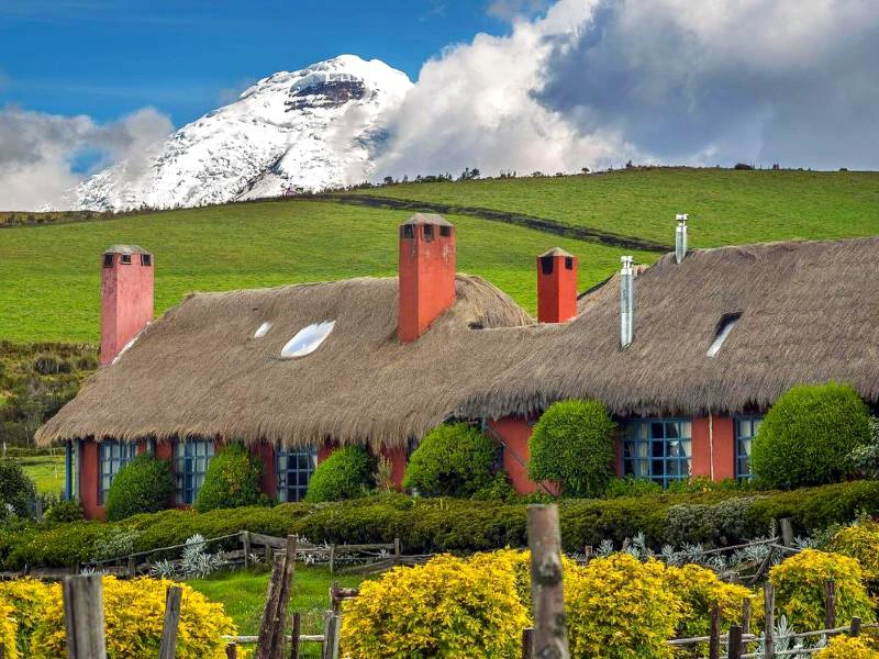 Hacienda mit Cotopaxi im Hintergrund, Ecuador