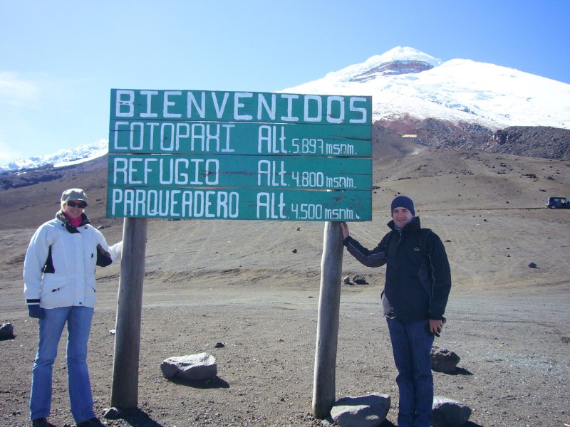 Wanderer am Schild des Cotopaxi in Ecuador