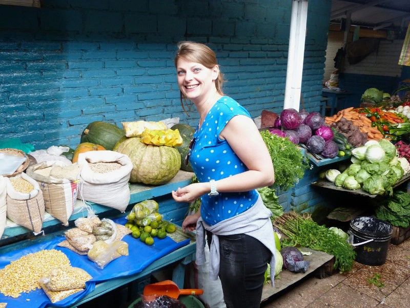 Reisende auf dem Markt in Ecuador