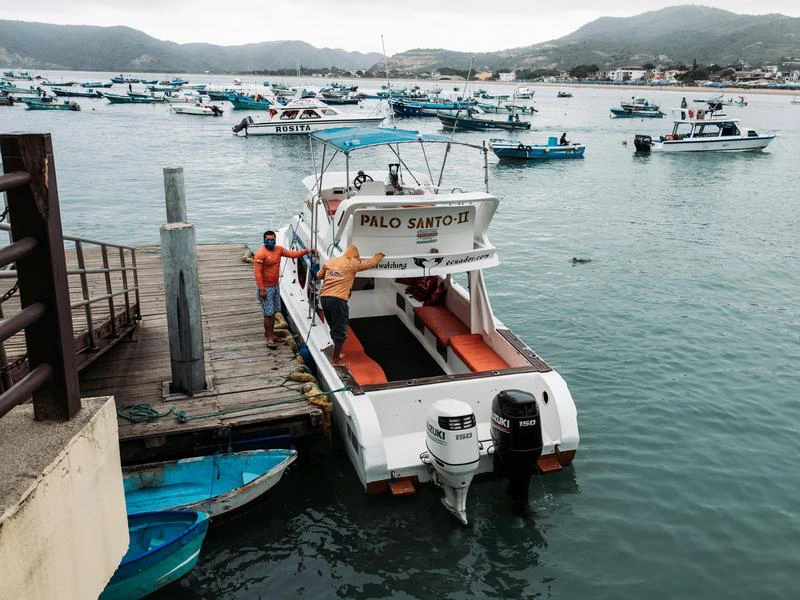 Boot im Hafen von Puerto Lopez, Ecuador