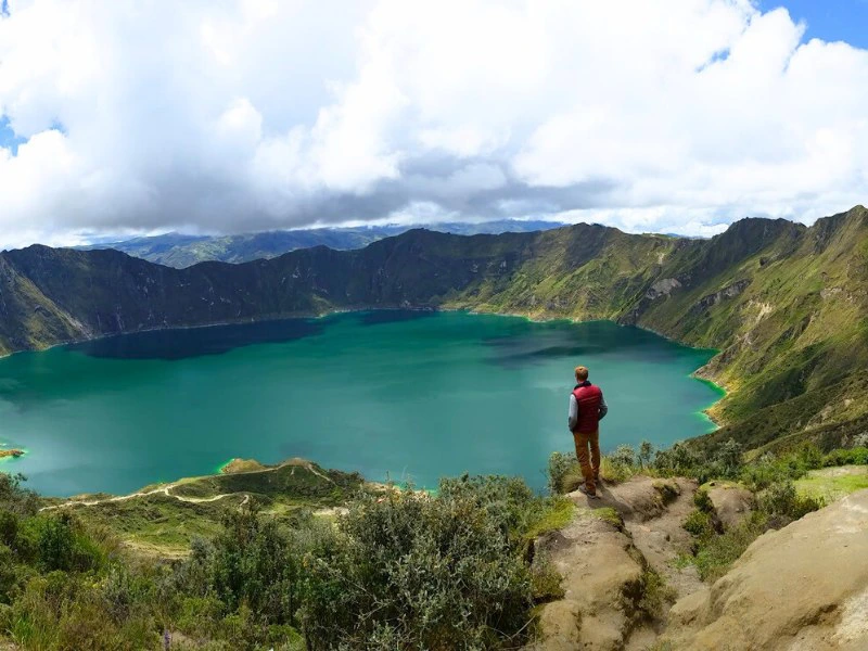 Mann blickt auf die Laguna Quilotoa in Ecuador