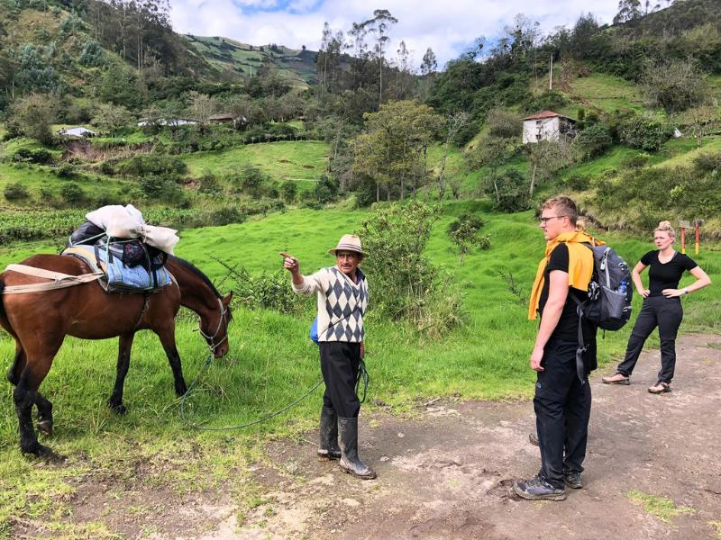 Unterwegs beim Trekking mit lokalem Guide in Ecuador