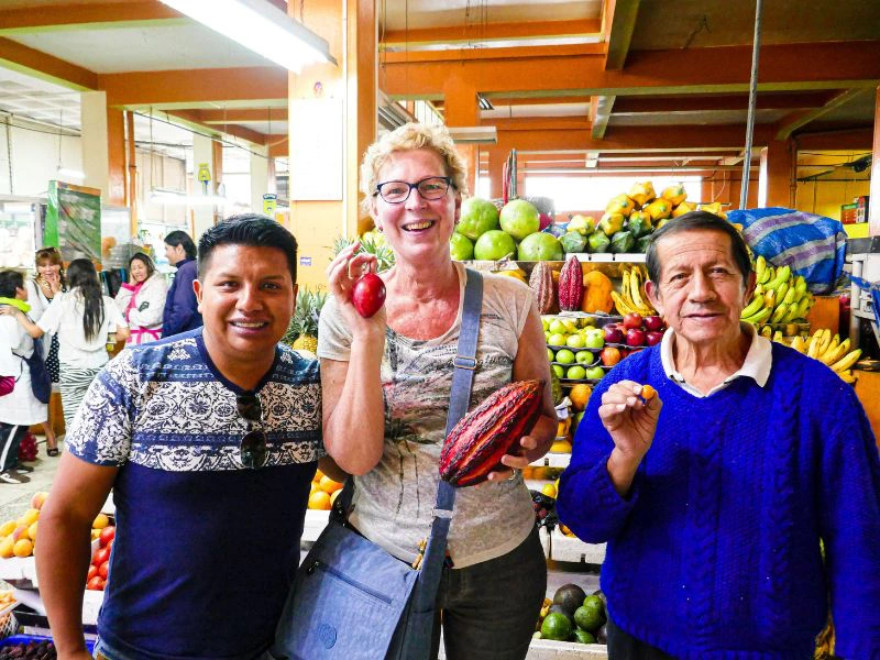 Reisende mit Guide auf dem lokalen Markt in Quito, Ecuador