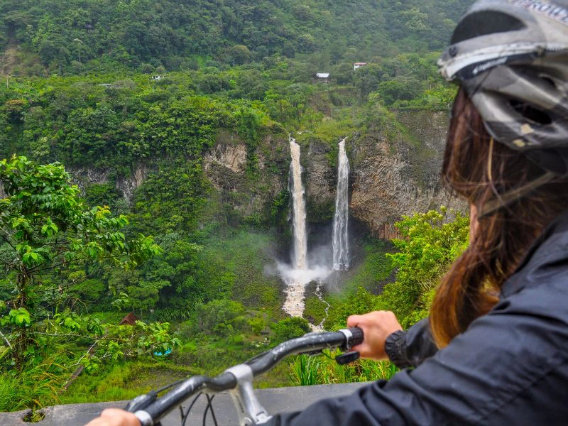 Frau mit Fahrrad in Banos