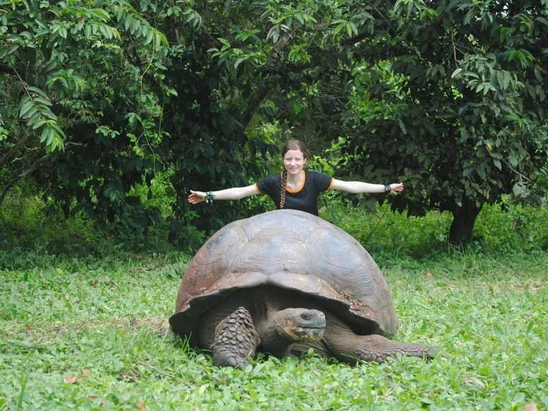 Frau mit Riesenschildkröte auf Galapagos