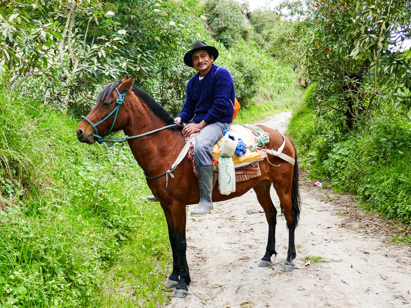 Mann auf Pferd bei Quilotoa
