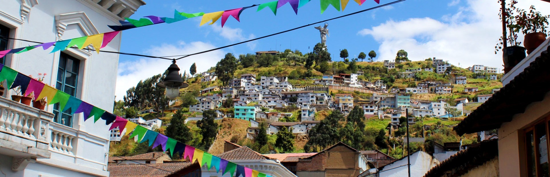 Blick auf den Berg Panecillo in Quito