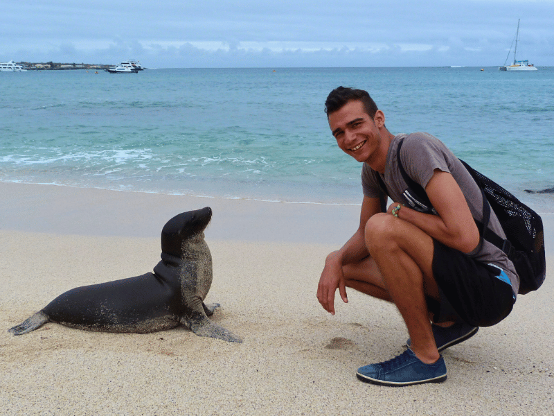 Reisender und Seelöwe auf San Cristobal, Galapagos