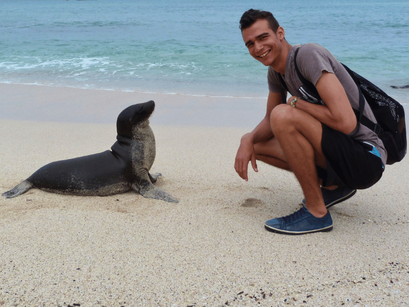 Reisender mit Seelöwe auf Galapagos