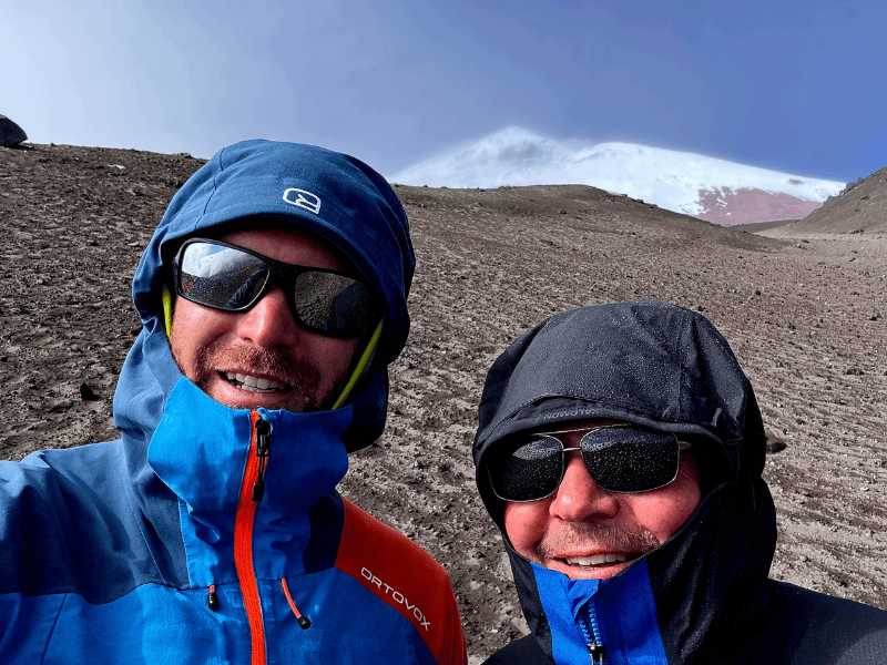 Reisende am Cotopaxi Vulkan in Ecuador